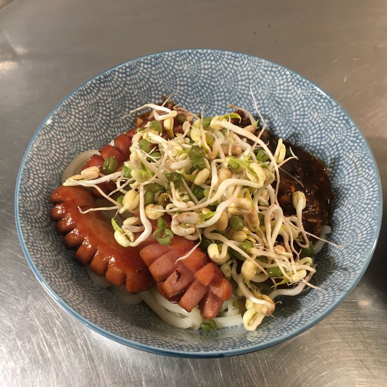 Udon, sausages, bean sprouts and spicy sauce