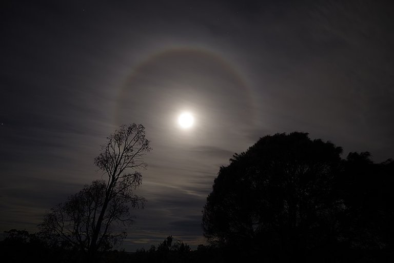 800px-Moon_ring_over_Tasmania.jpg