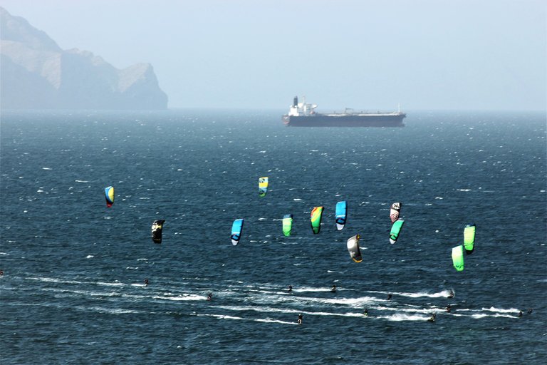 Kitesurf y tanquero.JPG