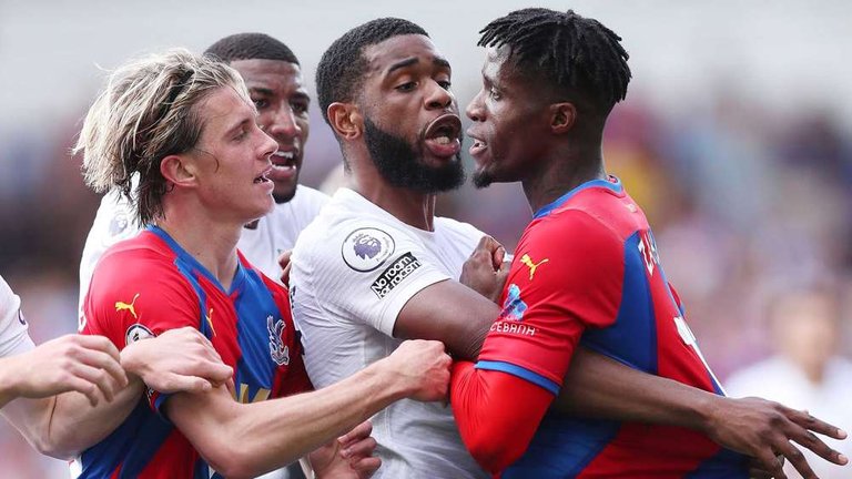 wilfried-zaha-japhet-tanganga-crystal-palace-tottenham-2021-22_1bzrjpnj0b1a01md286t9tl4an.jpg