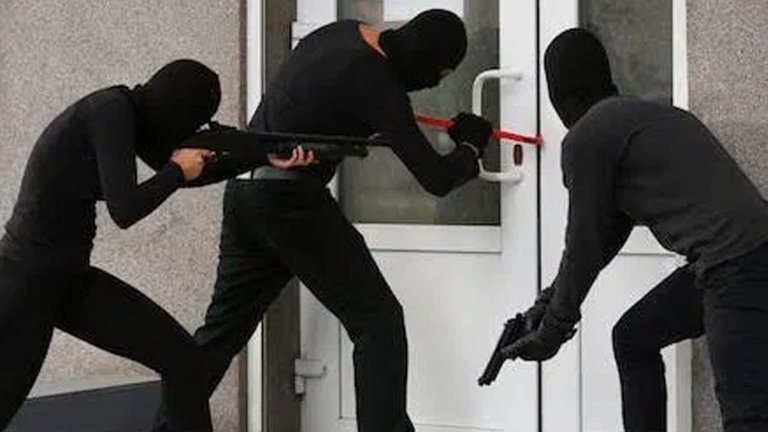 armed-robbers-1062x598.jpg