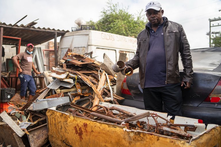 20211125_Zimbabwe-Bulawayo-collecting-scrap-metal-for-income_KBMpofu_ChinaDialogue.jpg