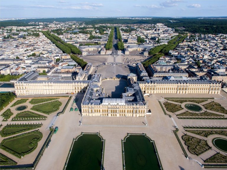 Palace-of-Versailles-Aerial-View-960x720.jpg
