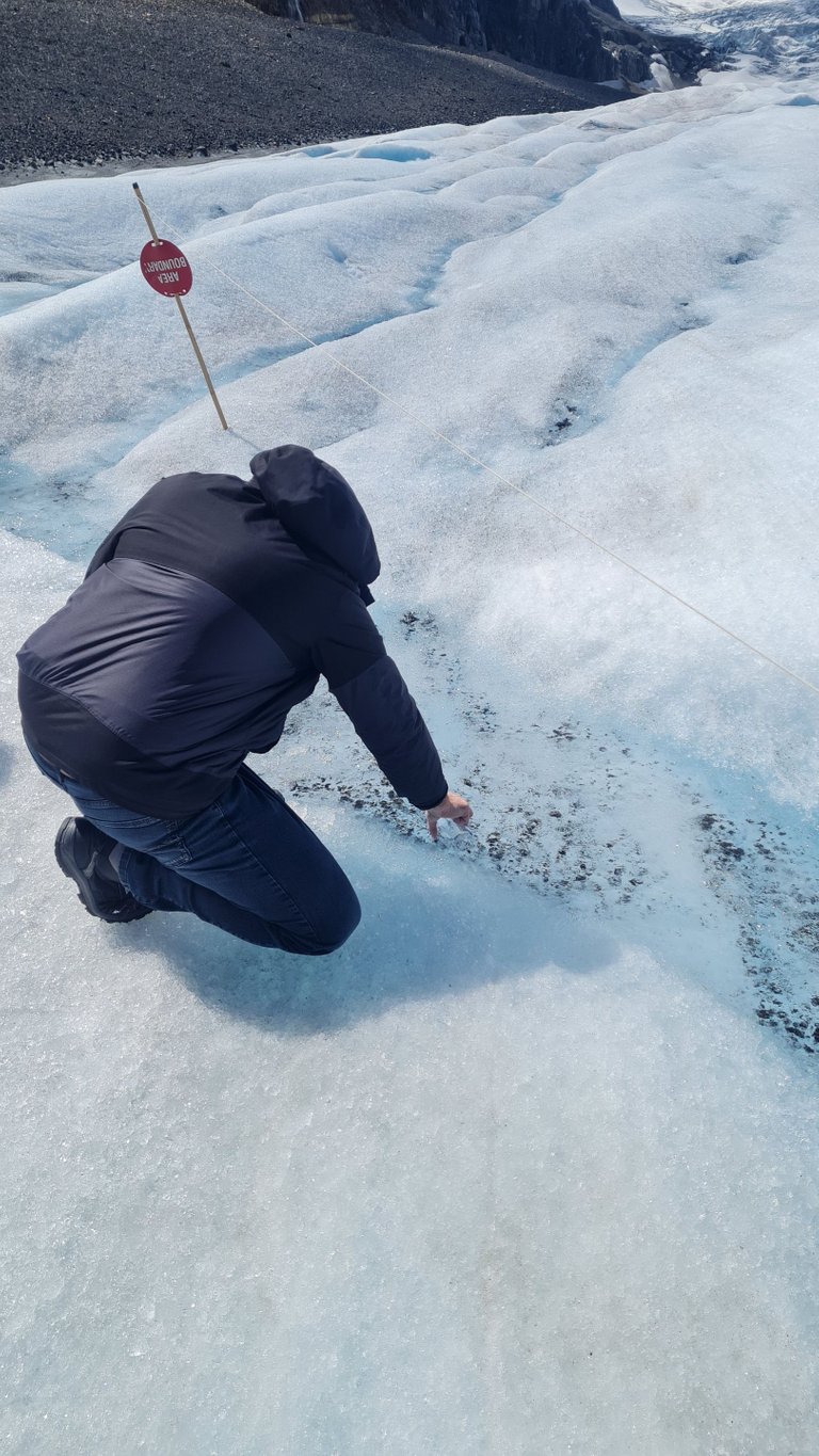 Glacier - filling the bottle w ice wwater