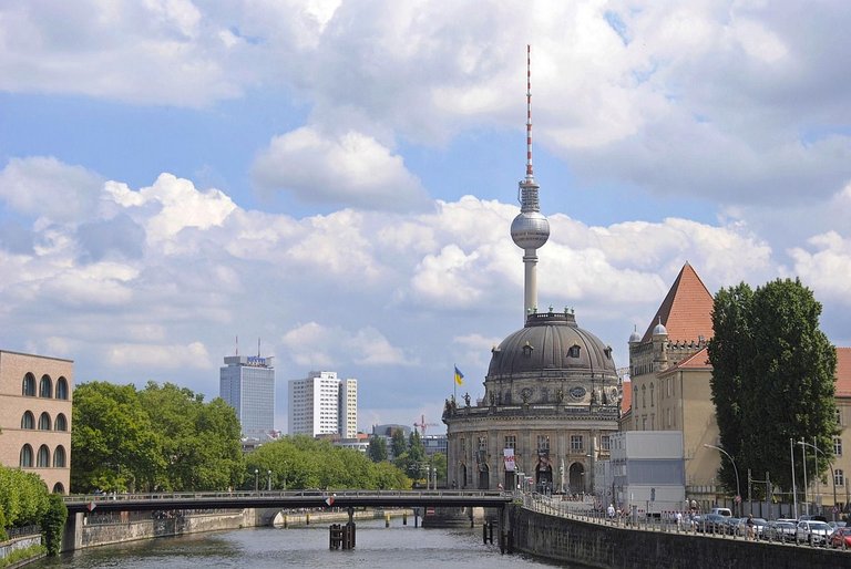 berlin-7270100_1280.jpg