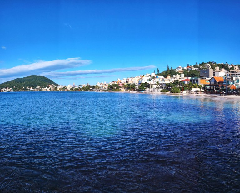 This is the view from the footbridge to Bombinhas side...