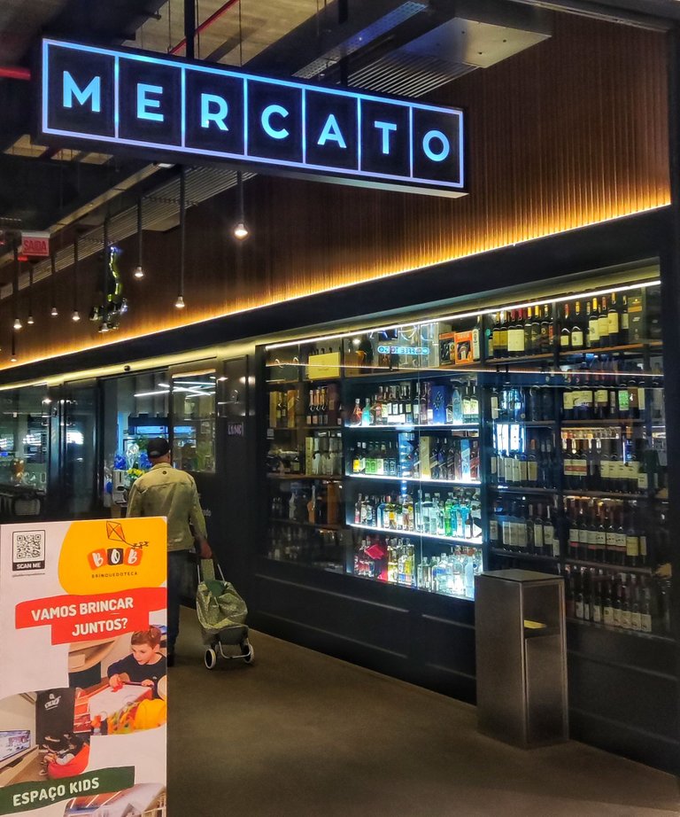 Choosing some wines at Mercato