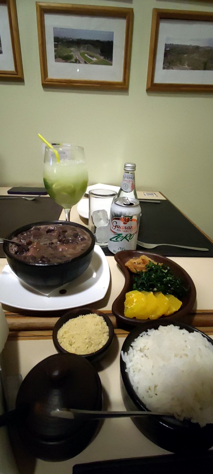 Feijoada com Caipirinha e Guaraná