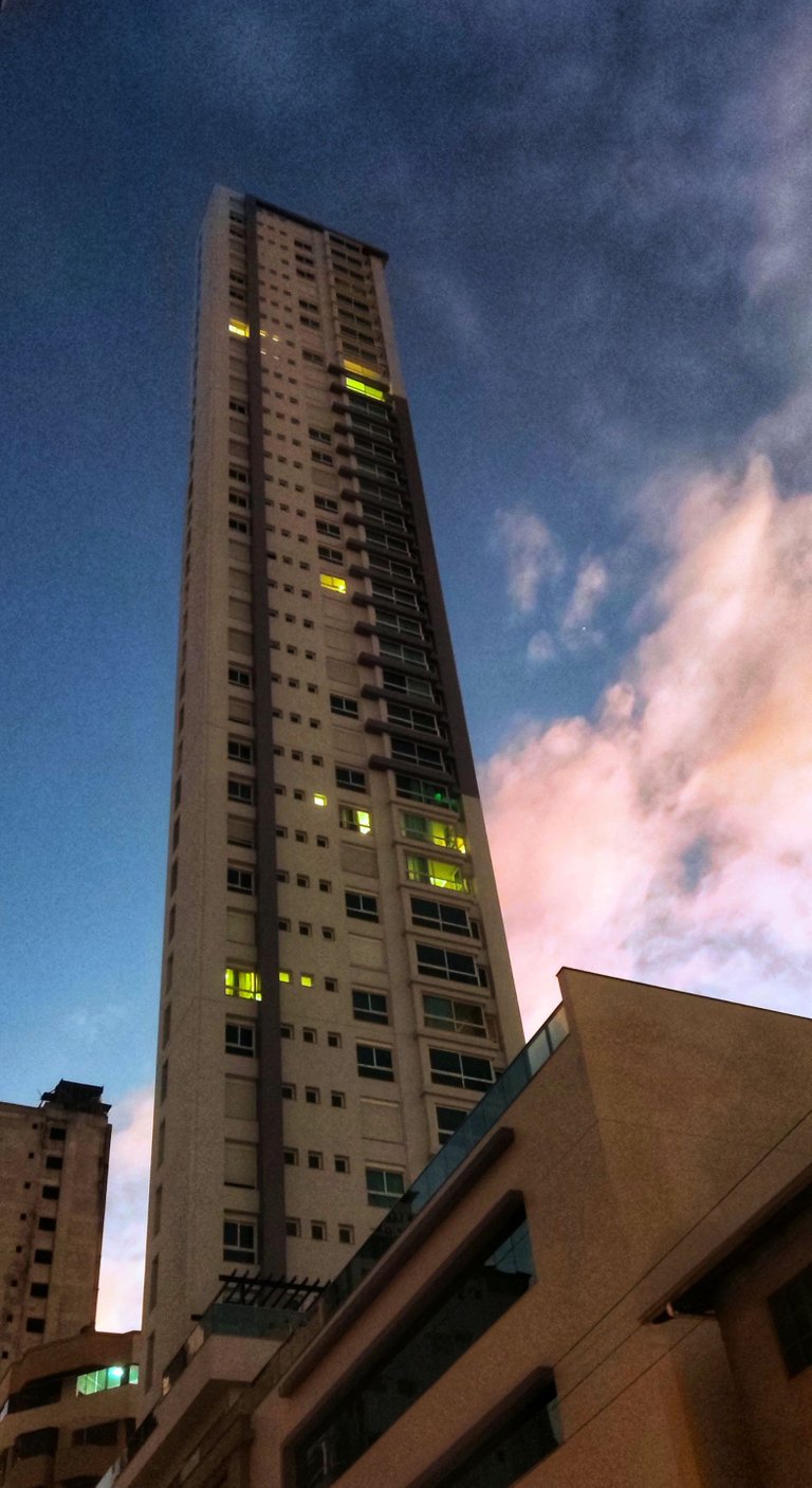Balneário golden hour building