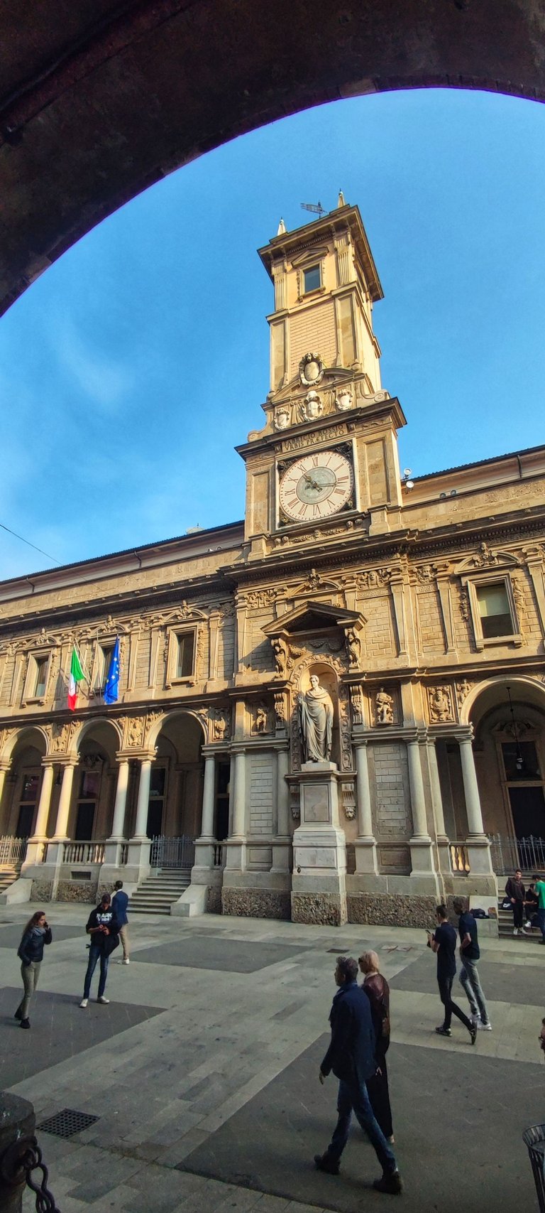Piazza dei Mercanti.jpg