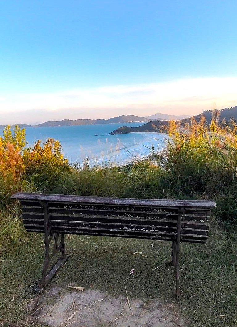 On the middle of the way up, a bench that locals visit to appreciate the view. Easyer than climb up to the Stone point.