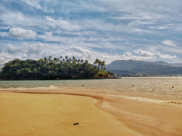 Ilha das Cabras in the background. Good scuba spot