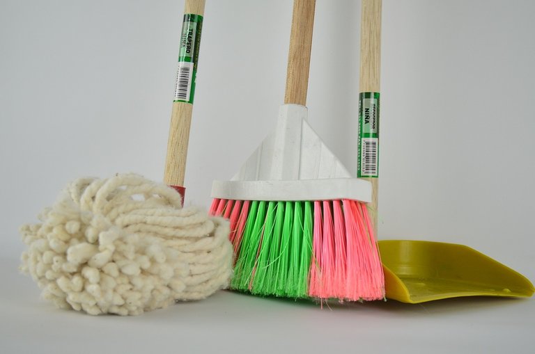 broom-1837434_1280.jpg