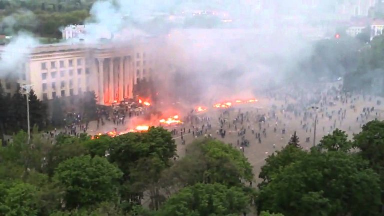 Ukrainian rightists burn alive 39 at Odessa union building.jpg