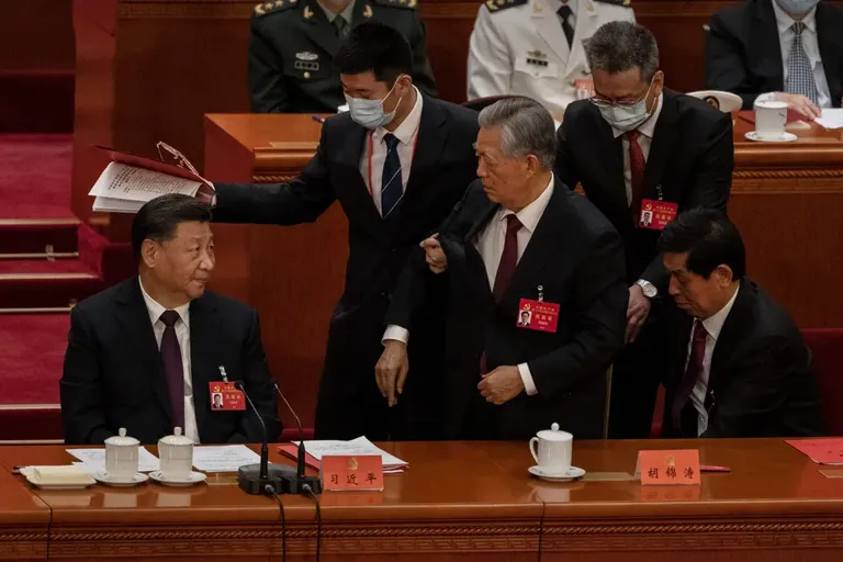 Xi sends Hu Jintao off