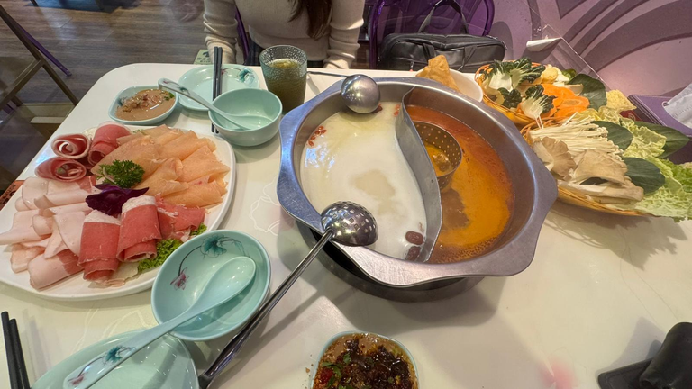 Hotpot set with dip sauce and beverage