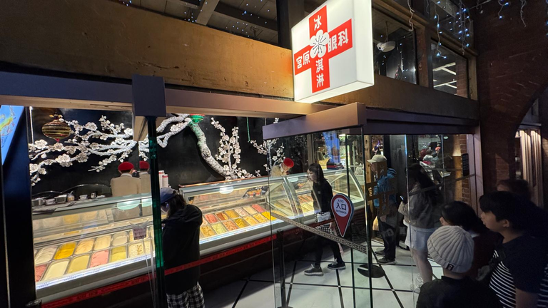 Miyahara Ice Cream Shop - Look at the huge variety of ice cream available