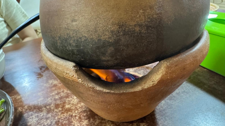 The burning fire of below the claypot