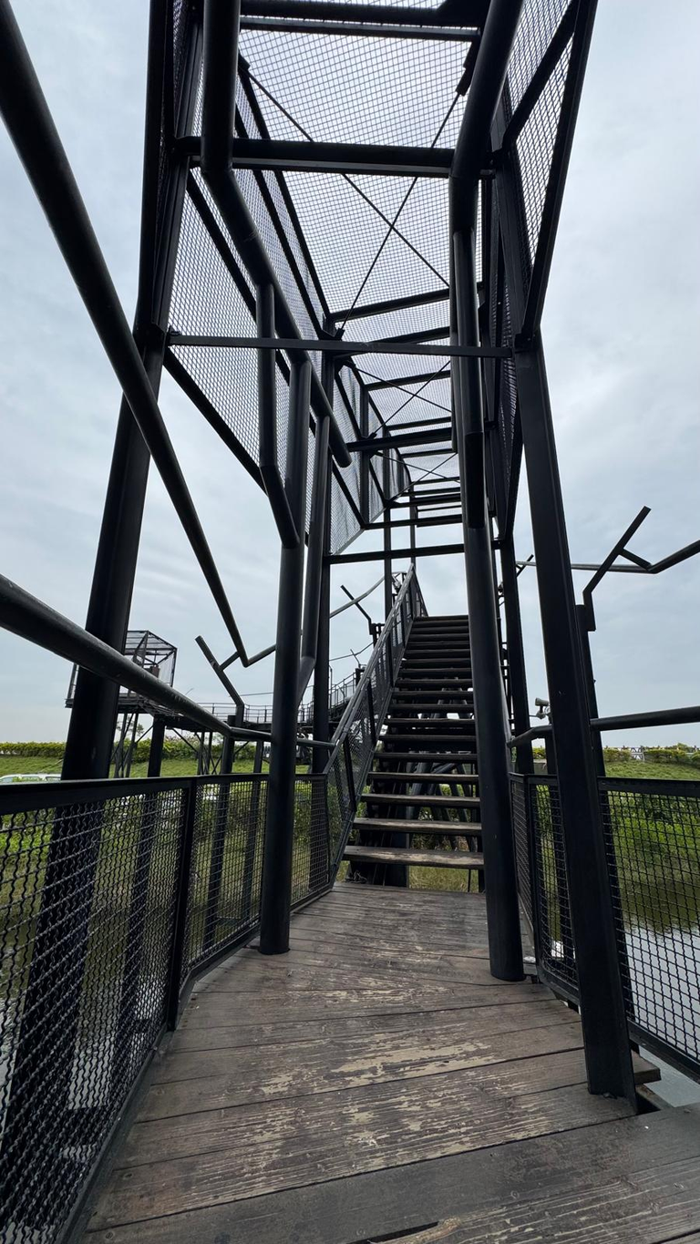 Platform extension to a lookout