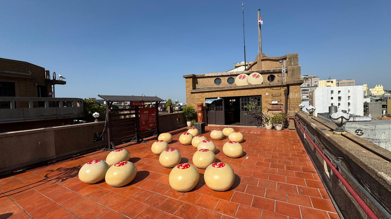 Souvenir Shop with Green Bean Puff ornament at top level