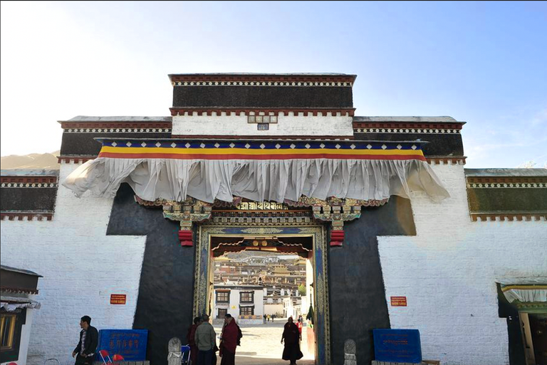 Gates to the entrance of Tashilhunpo Monastery