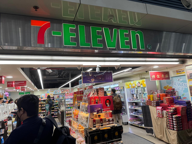 Big 7 Eleven Outlet at Tainan HSR Station