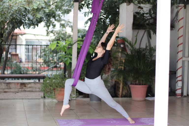 Virabhadrasana I.jpg