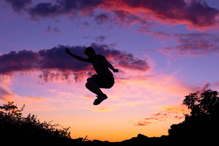 Silhouette-of-a-man-jumping-at-sunset-1209561.jpg