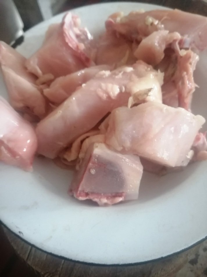 pollo fresco en trozos pequeños.jpg