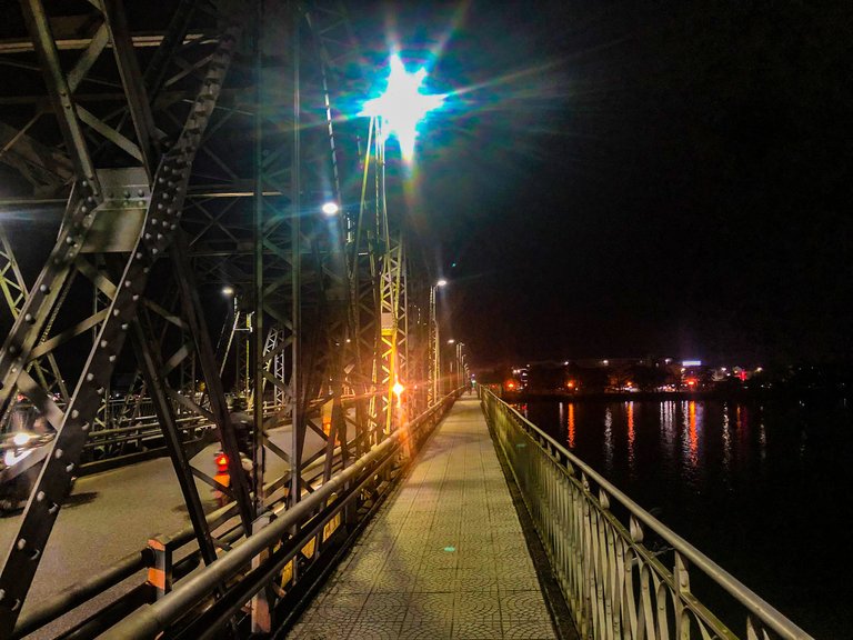 Walking path on Truong Tien Bridge