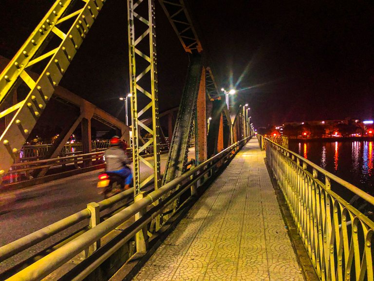 Walking path on Truong Tien Bridge