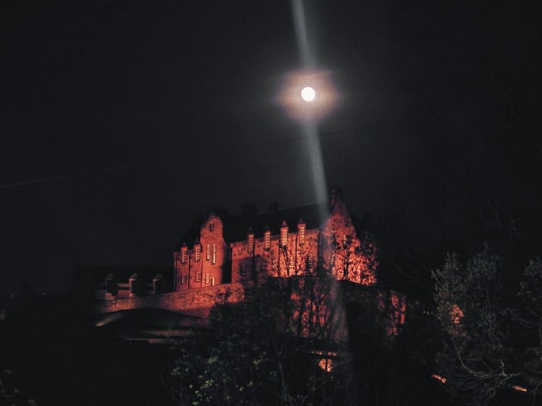 Edinburgh at Night 🔥 Do you know any movies or TV shows filmed in Scotland?