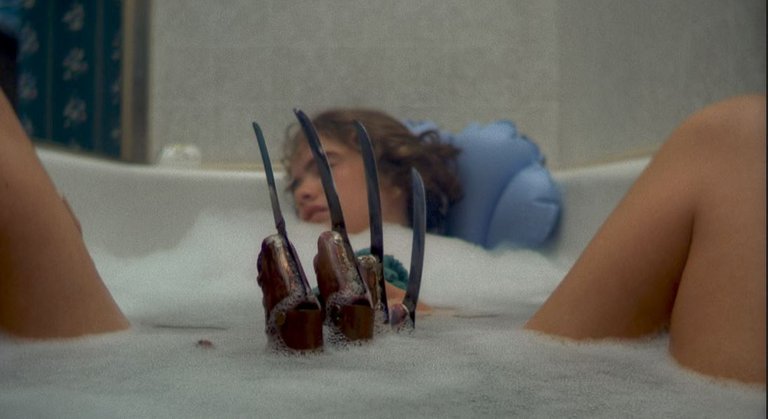 La Esena De La Bañera - 
The Bathtub Scene
 