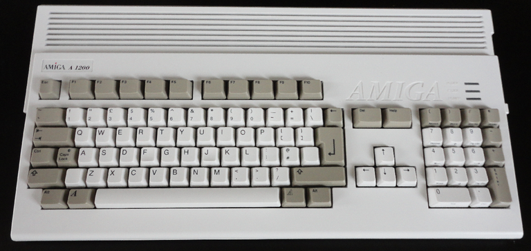 Amiga 1200. Źródło: https://vintagecpu.wordpress.com/commodore-amiga-1200/