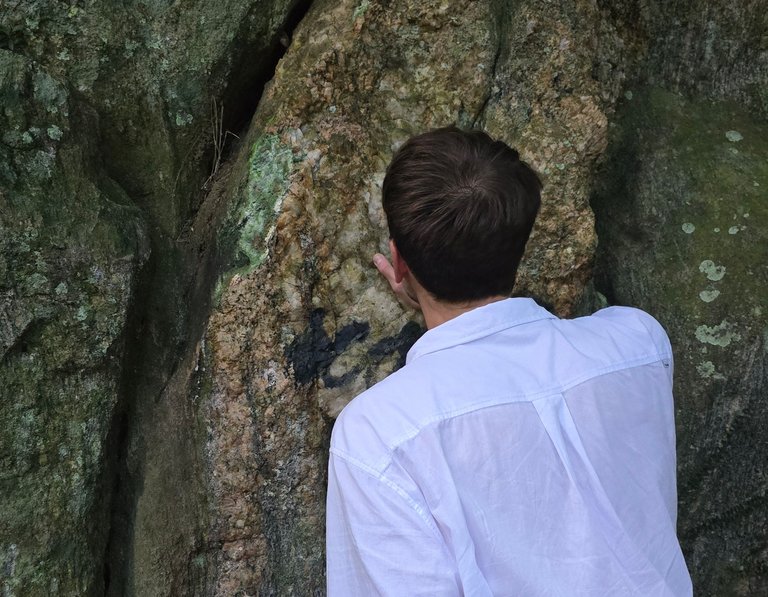 lots of quartz in the walls of the rocks. you can see someone spray painted there too