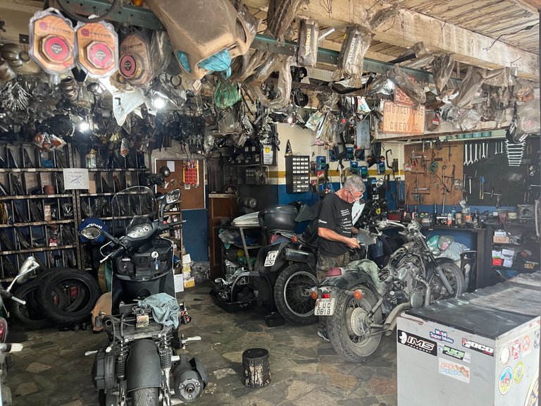 motorcycle mechanic's shop in Grajau