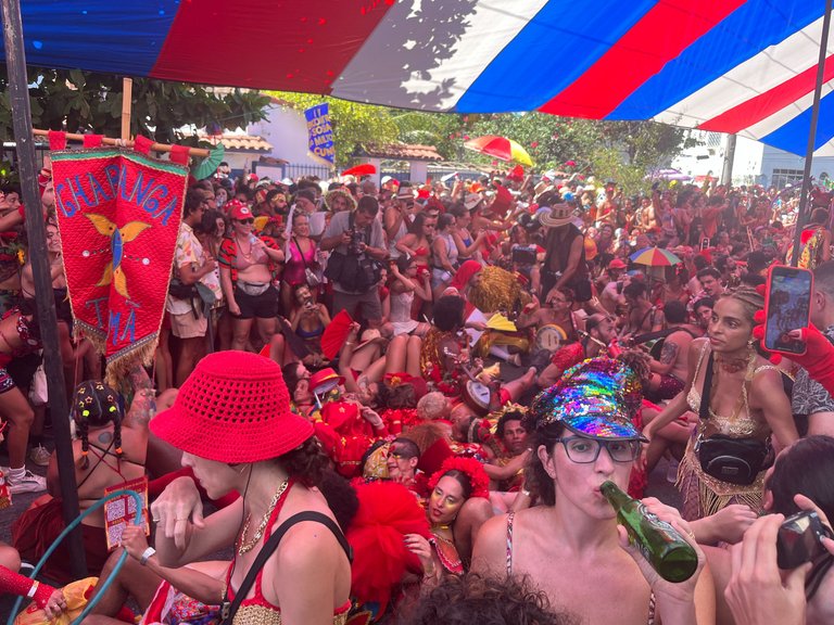 this parade started at 9AM. Bia, @xvlad's girlfriend actually was the event manager for the whole parade! she's awesome and this one had a red colored theme to it. the people laying down are doing a performance.