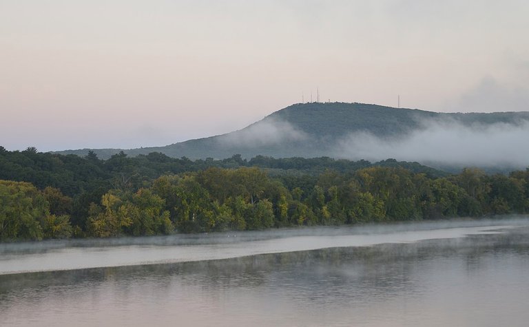 1200px-Mount_Tom_in_the_Fog.JPG