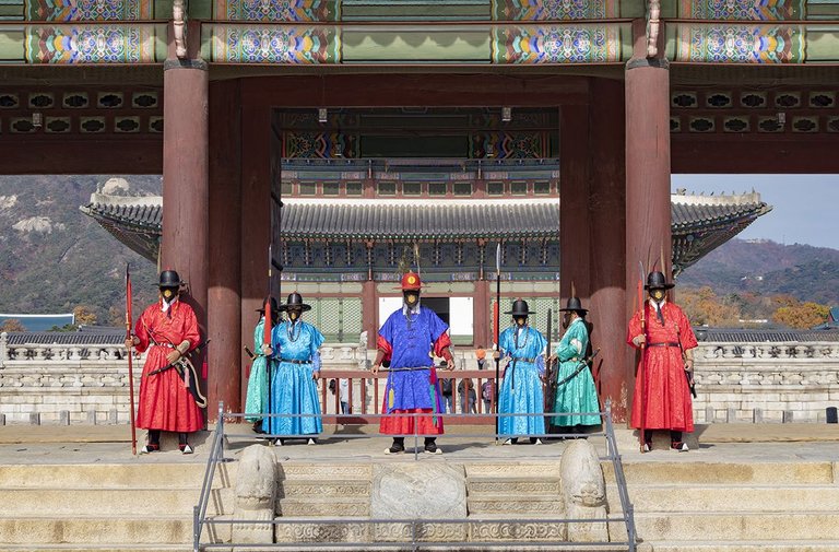 Gyeongbokgung_Royal_Palace_cambio_della_guardia_03.jpg