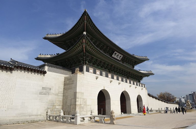 Gyeongbokgung_Royal_Palace_cambio_della_guardia_02.jpg