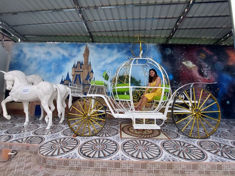 But hey, I found Cinderella's carriage right beside the exit hehe