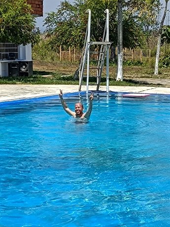 yo en piscina.jpg