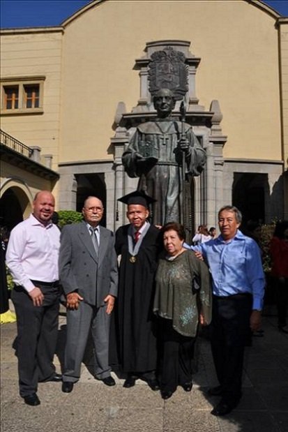 yo graduado con familia buena.jpg