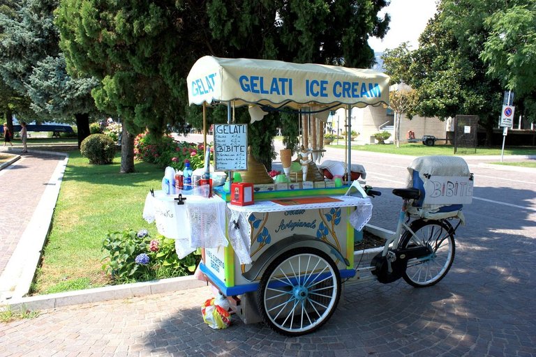 ice-cream-truck-819624_1280.jpg