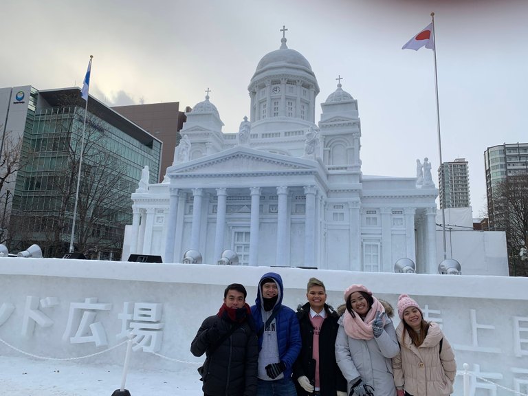 with friends at the foot of the cathedral