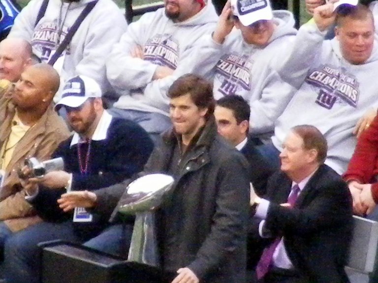 1280px-Eli_Manning_at_rally_after_Super_Bowl_XLII.jpg