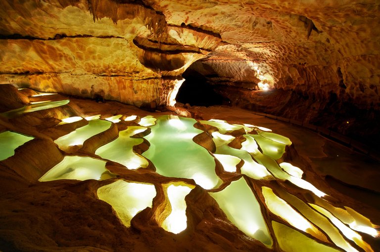 Gours_des_grottes_de_Saint_Marcel_d'Ardèche,_France.jpg