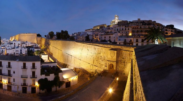 Dalt Vila pano 326 Panorama.JPG