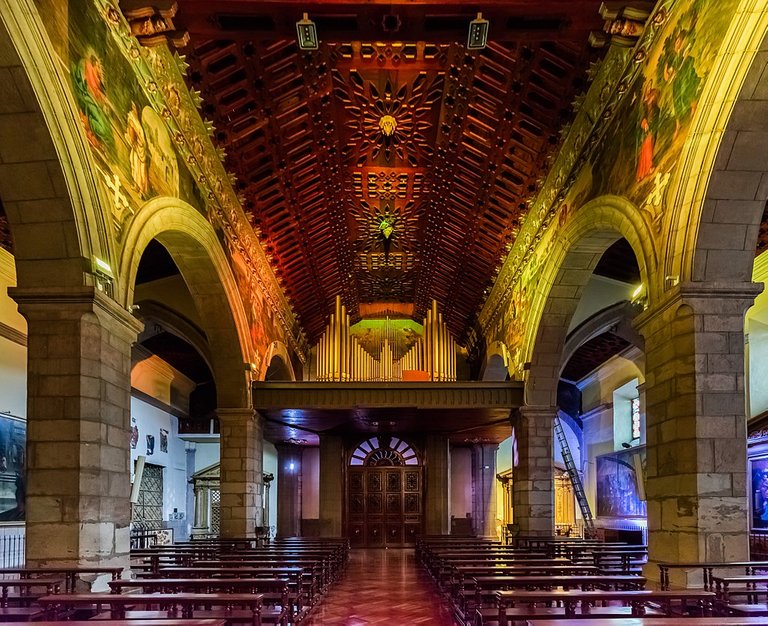 1024px-Catedral_de_Quito,_Quito,_Ecuador,_2015-07-22,_DD_98.jpg