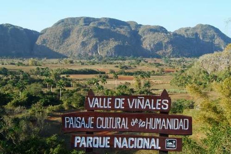 Valle-de-Vinales-Cuba.jpg